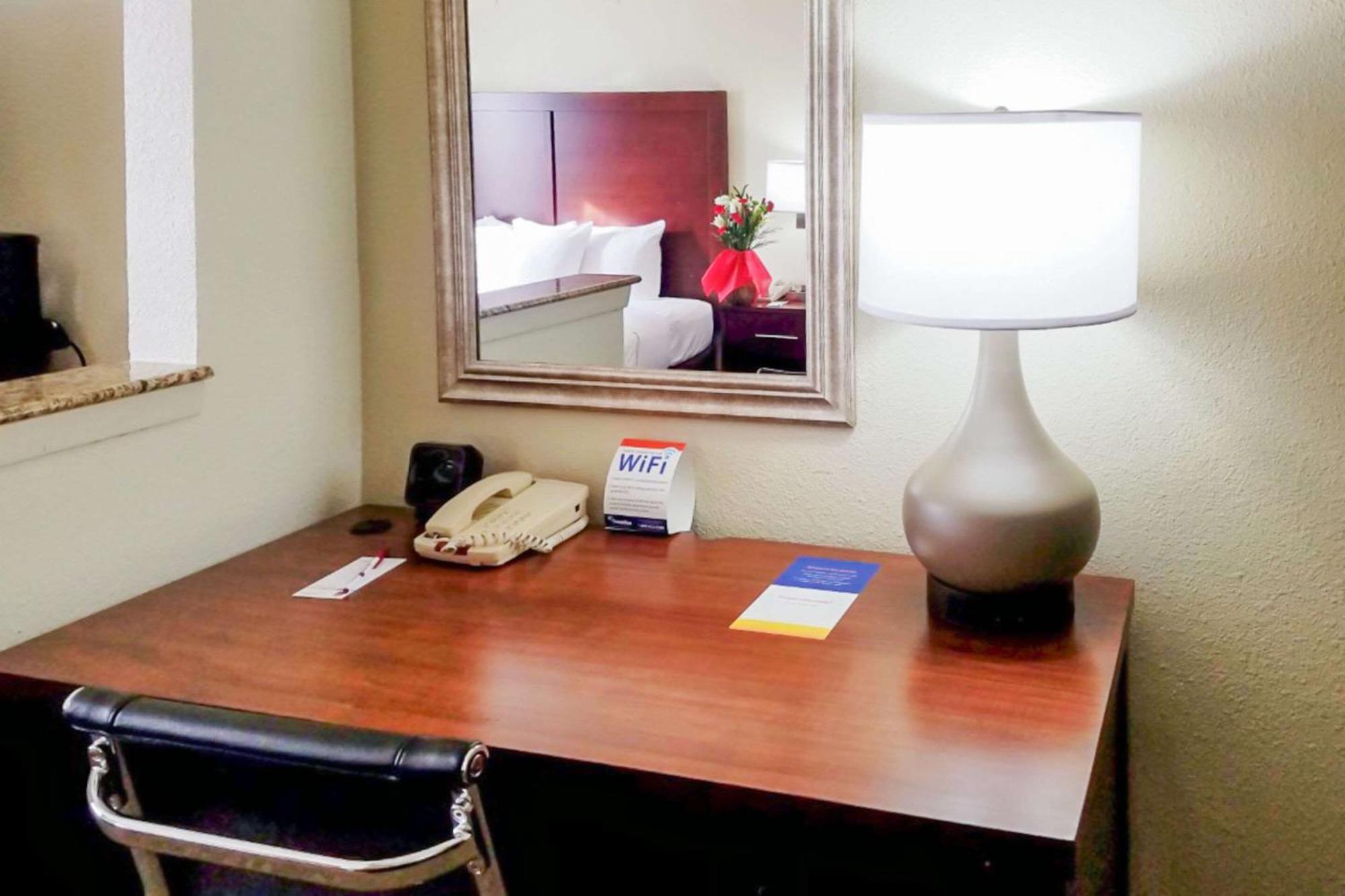 Quality Suites Irving-Las Colinas Экстерьер фото